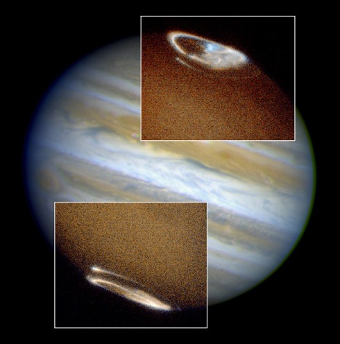 Fotografie polárních září v oblasti severního a jižního Jupiterova pólu byla pořízena Hubbleovým kosmickým dalekohledem v roce 1997. Na snímku jsou patrné také stopy účinku elektricky nabitých částic, které byly vypuzeny z Jupiterova měsíce Io a byly lapeny Jupiterovým magnetickým polem v oblasti severního a jižního pólu (účinek je stejný jako u částic slunečního větru). Tyto stopy mají podobu světlých neuzavřených křivek v oblastech severního a jižního pólu. Foto: John Clarke (University of Michigan), NASA .